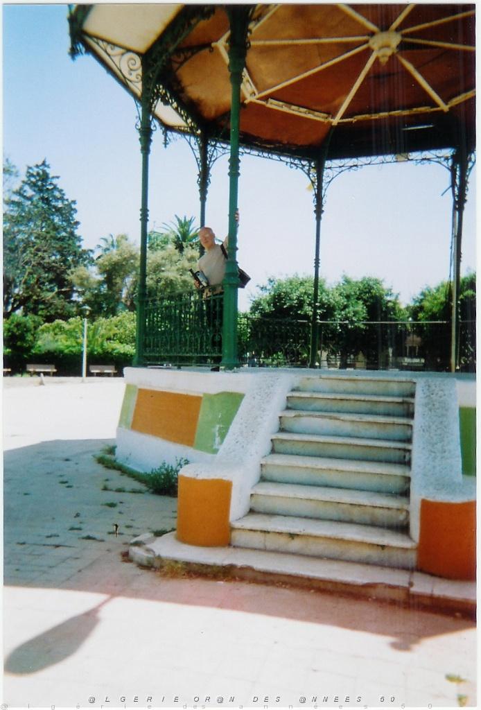 VOYAGE DU 22 29 04 2006 800 Perregaux le jardin public et son kiosque.jpg